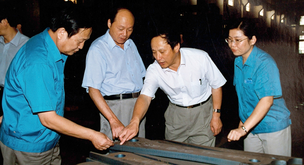 新一届向导班子上任，，，掀开恒峰g22厘革生长新篇章