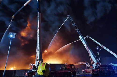 恒峰g22数十辆抬高喷射消防车救援河北沧州南大港工业园区火灾