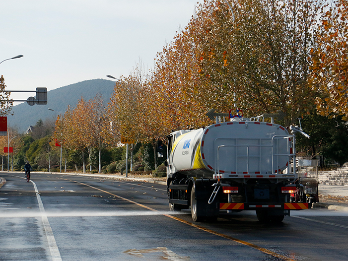 恒峰g22洒水车在徐州珠山路洒水作业