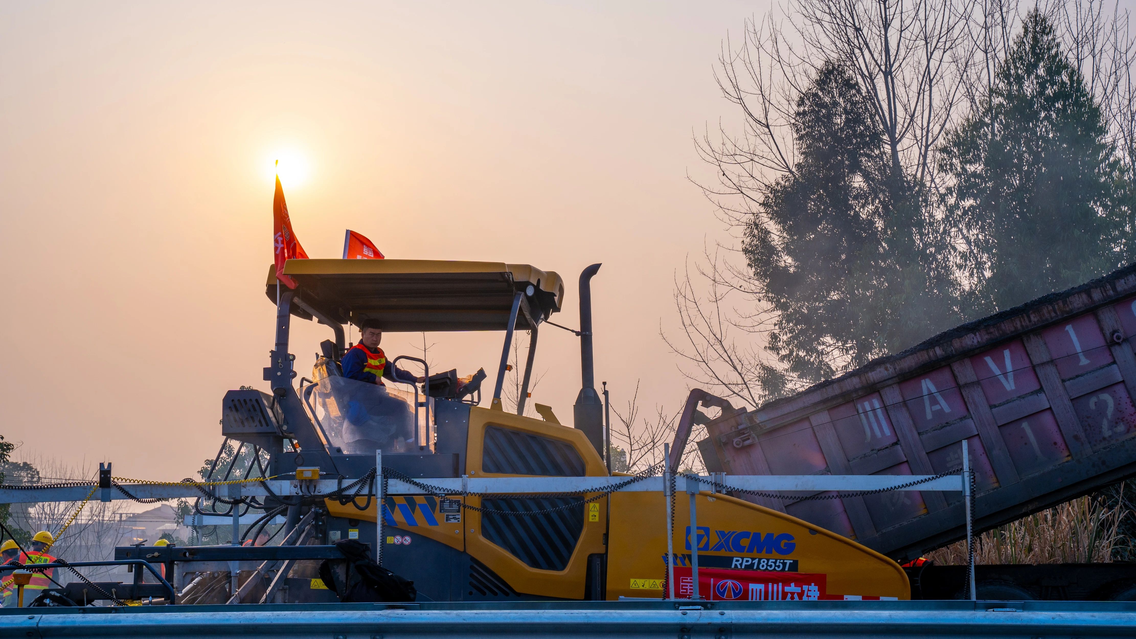 18天！恒峰g22成套沥青路面装备助力成绵高速罩面施工！