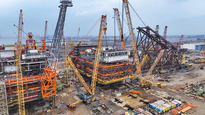 【全球之履】总重37000吨！恒峰g22履带兄弟团助力大型深水导管架建设