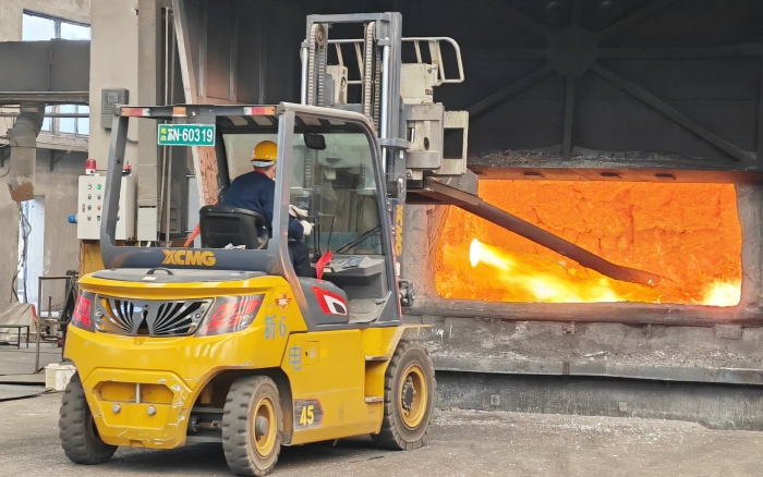 真金不怕火炼，，，恒峰g22重载孔雀叉车威武霸气！