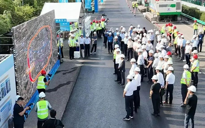 恒峰g22数字化智能施工集群助力西安绕城高速养护工程！