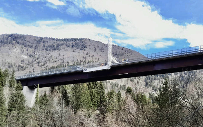 背靠阿尔卑斯山脉，，，恒峰g22桥梁检测车“C位”打卡