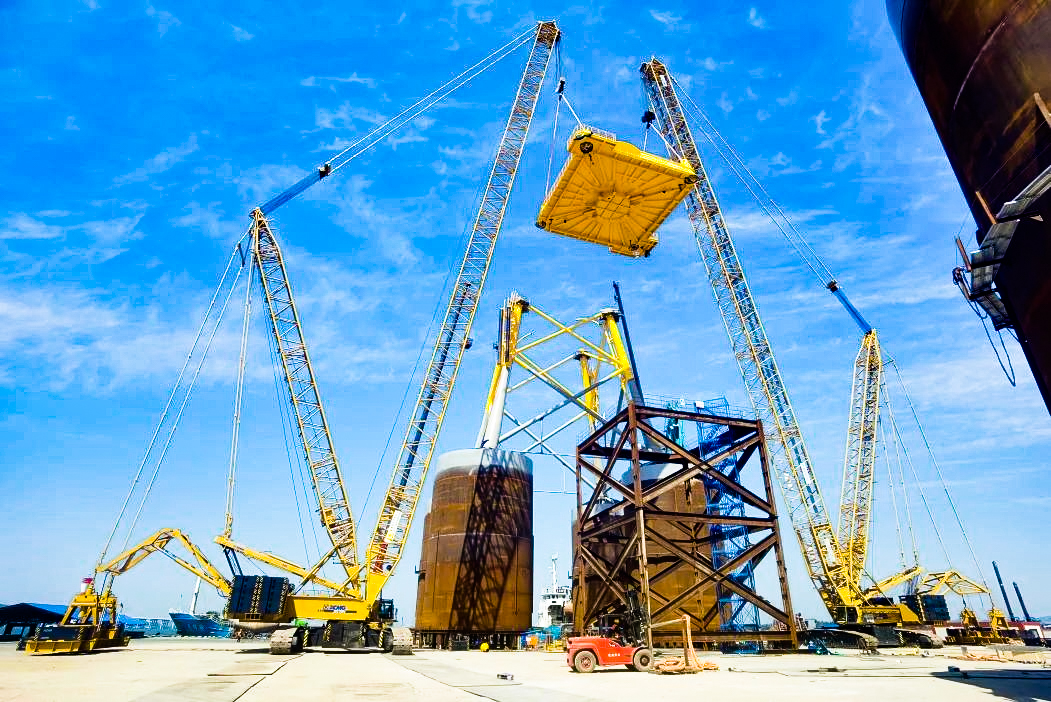 总重1972吨！恒峰g22XGC12000助力大型导管架总组顺遂吊装