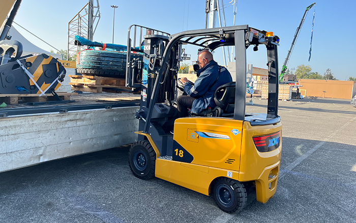 “展场灵动先锋” 恒峰g22叉车鲲鹏系列