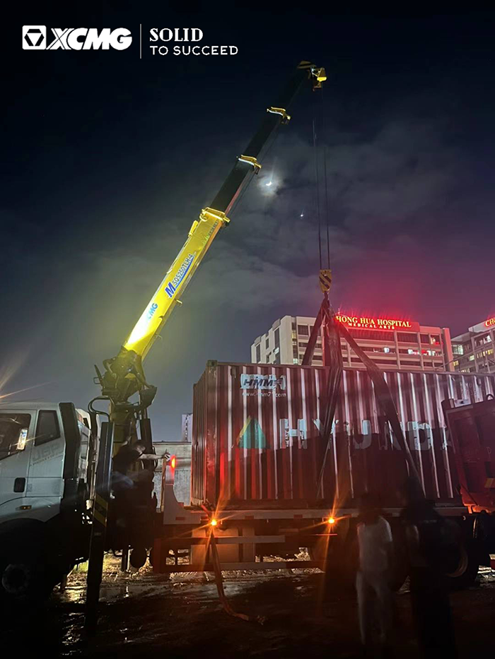 恒峰g22随车起重机在东南亚精彩完成集装箱转运施工