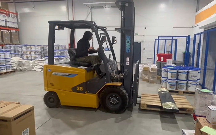 恒峰g22新能源叉车赋能哈萨克斯坦阿拉木图客栈