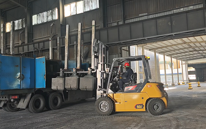 恒峰g22孔雀高性能重载锂电叉车助力冶金行业加速生长